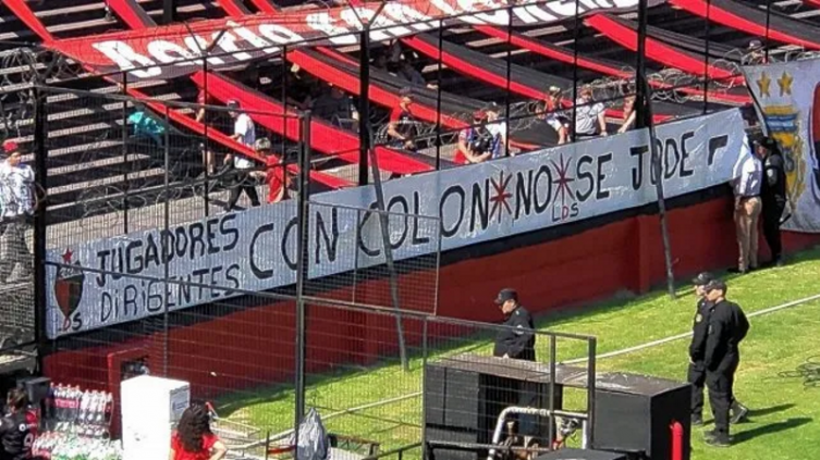 La barra de Colón y una bandera de 