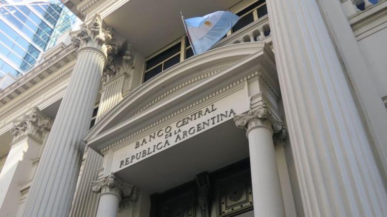 El Banco Central volvió a subir las tasas de interés de plazos fijos: 75% anual