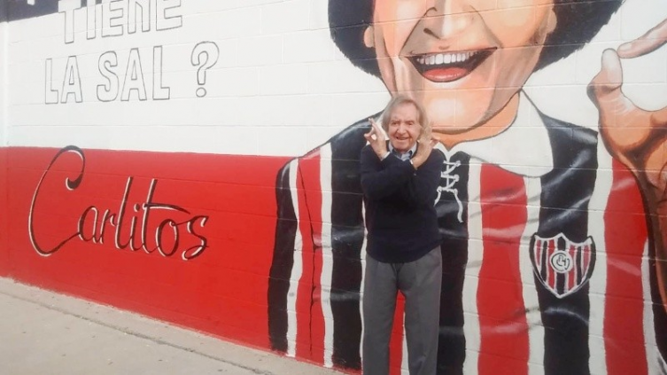 El mural y la despedida de Chacarita a Carlitos Balá