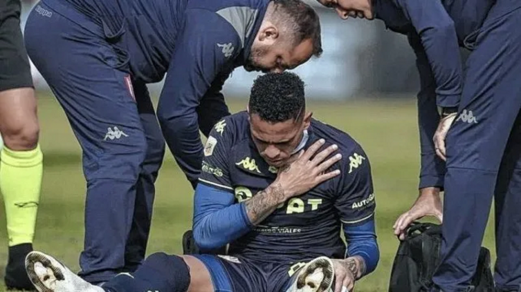 Álvez se desgarró y no volvería a jugar en Unión