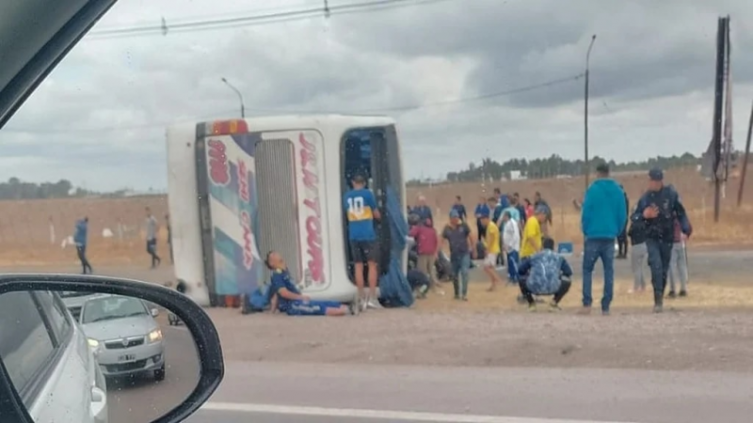 Murió una mujer en el vuelco de un micro que iba a Mendoza con hinchas de Boca