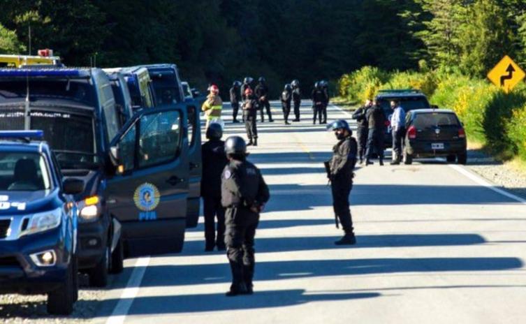 Tensión en Villa Mascardi: comenzó el desalojo de grupos mapuches