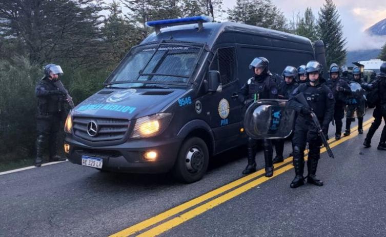 Terminó con 12 mapuches detenidos el operativo de desalojo en Villa Mascardi