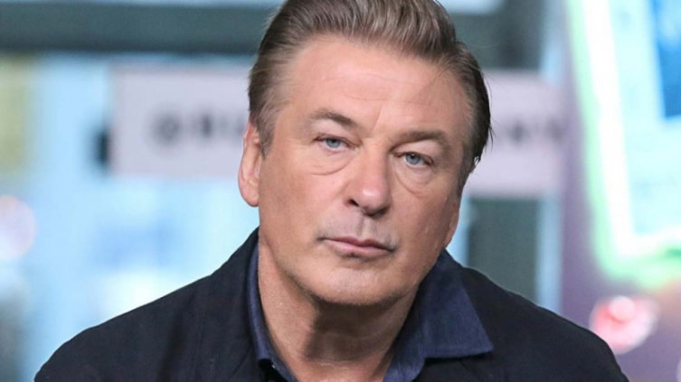 Alec Baldwin acordó con la familia de Halyna Hutchins y seguirá el rodaje de Rust 