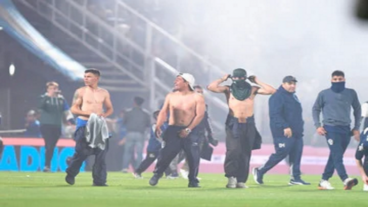 Fue suspendido el partido entre Boca Juniors y Gimnasia por graves incidentes fuera del estadio