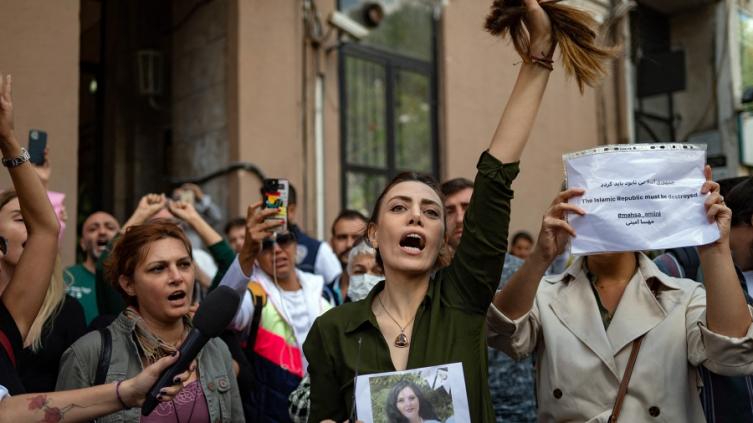 Una mujer acusó a las autoridades de Irán de la muerte de su hija en las protestas