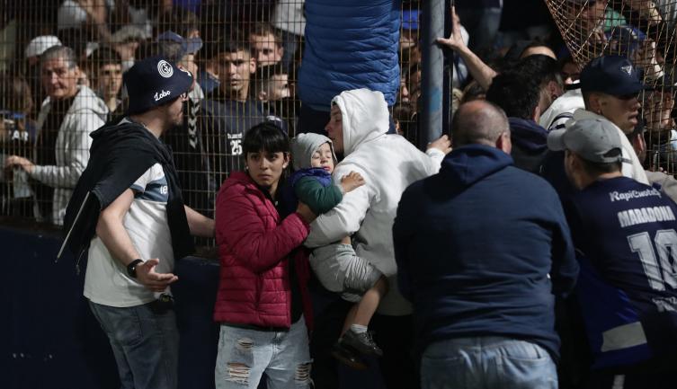 “El fútbol argentino otra vez manchado, de luto