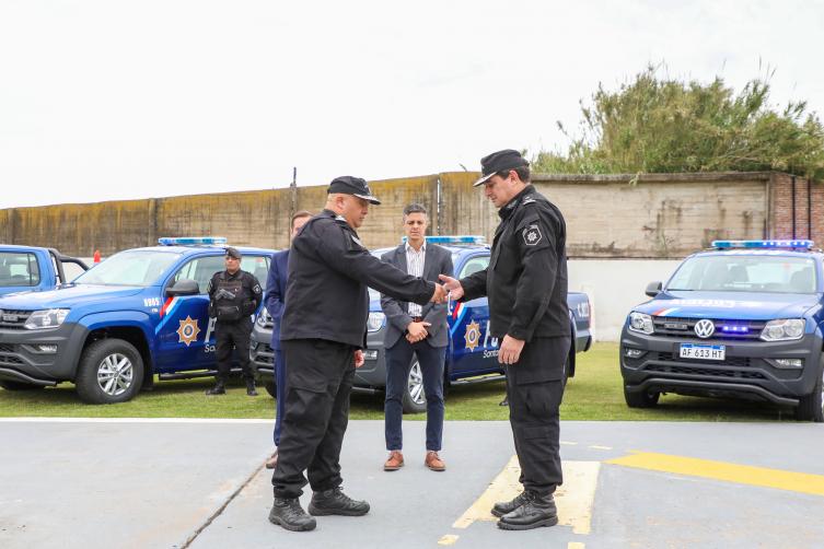 La provincia entregó 10 camionetas 0 KM a la Policía