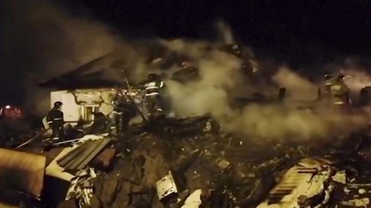 Se estrelló un avión de guerra ruso contra una casa en Siberia y murieron los dos pilotos