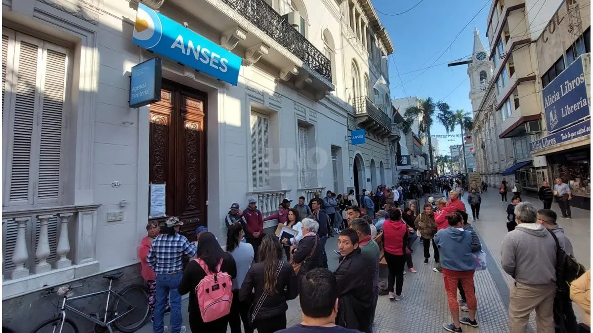 Dos cuadras de cola para poder inscribirse en la Ciudad de  Santa Fe