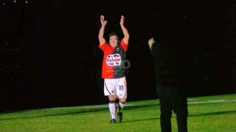 Colón homenajeó a Maradona