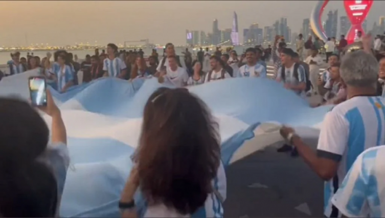 En Qatar se hizo el primer banderazo de hinchas argentinos 