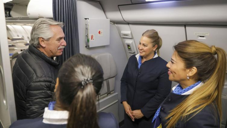 Alberto Fernández llega a Francia para participar del Foro de París sobre la Paz