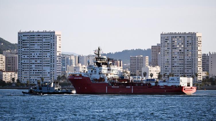 Un barco humanitario atracó en un puerto de Francia