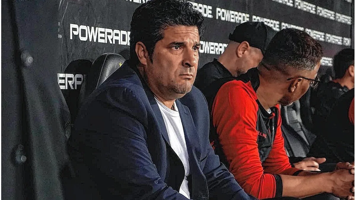 Marcelo Saralegui seguirá siendo el técnico de Colón en 2023