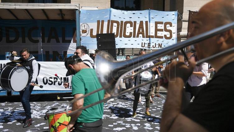 Los judiciales paran y marchan otra vez en reclamo del pago de aumento salarial acordado