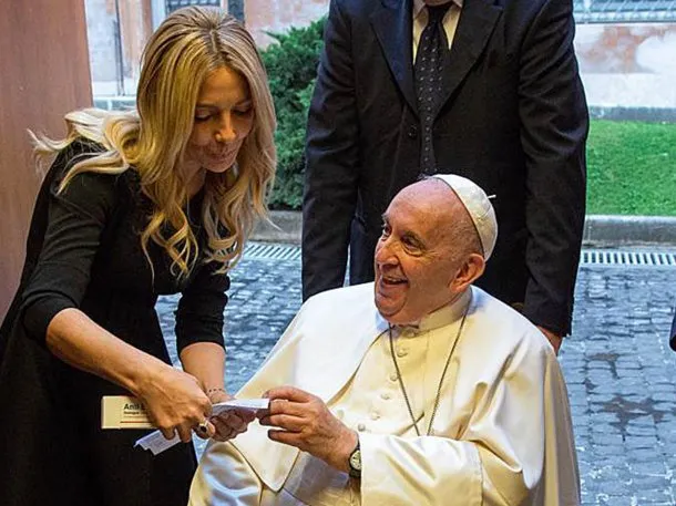 El papa Francisco recibió a Fabiola Yáñez en el Vaticano