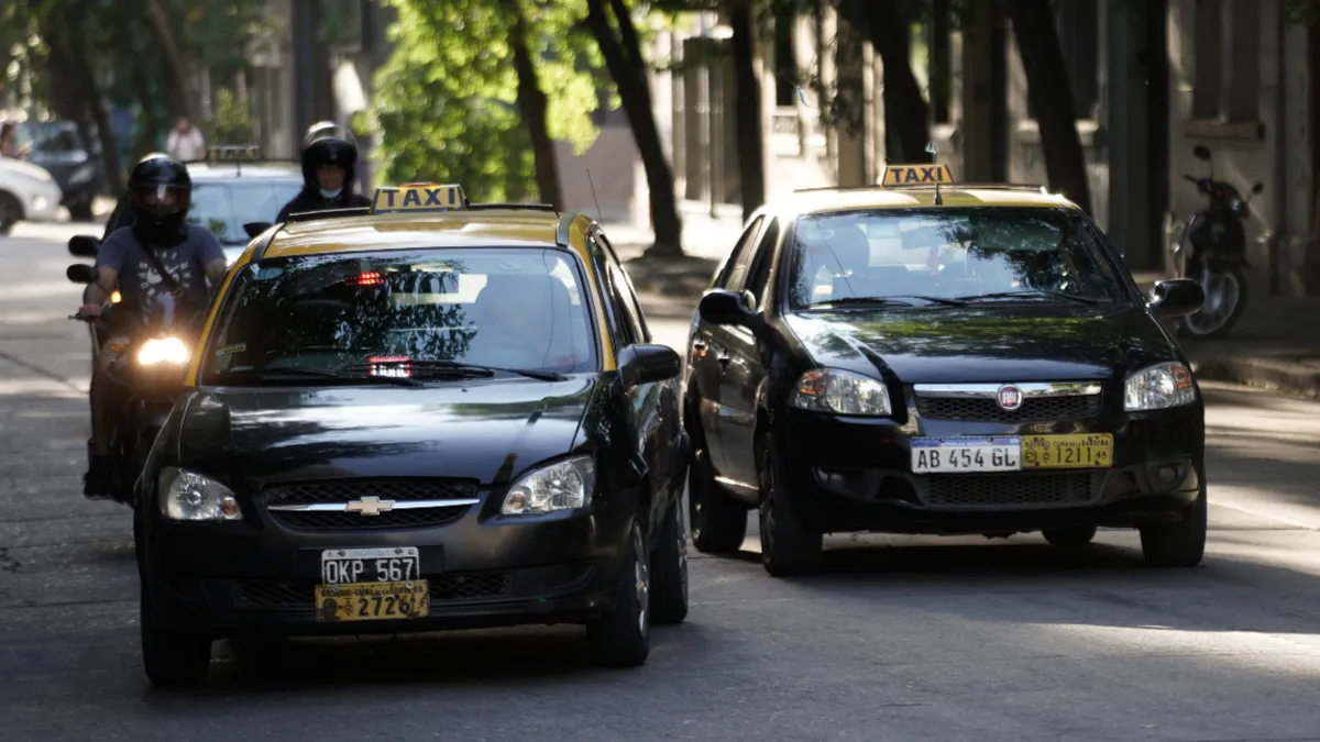 Desde este sábado aumentó la tarifa de taxis y remises 