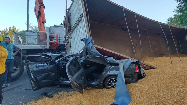 Un camión tumbó su acoplado con cereales y aplastó un auto