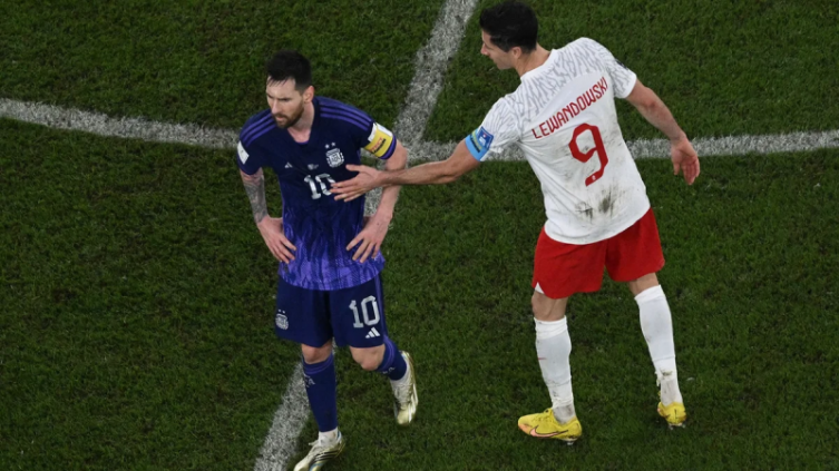 El tenso cruce entre Messi y Lewandowski en el final