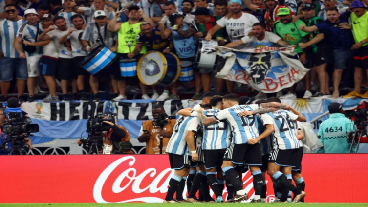 Con Messi a la cabeza en un final para el infarto, Argentina le ganó a Australia y está en cuartos