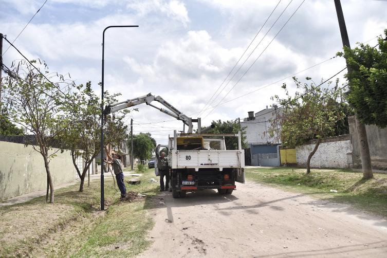 Con nueva y mejor iluminación, barrio Transporte se transforma