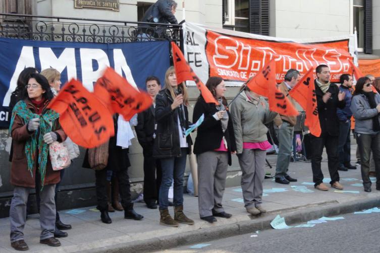 Médicos adhieren al paro nacional y se movilizan en Santa Fe y Rosario