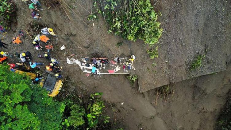 Un alud sepultó un autobús en el noroeste de Colombia: 34 muertos
