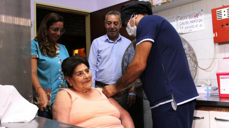 Comenzó el operativo de vacunación con 5tas dosis en geriátricos de la provincia