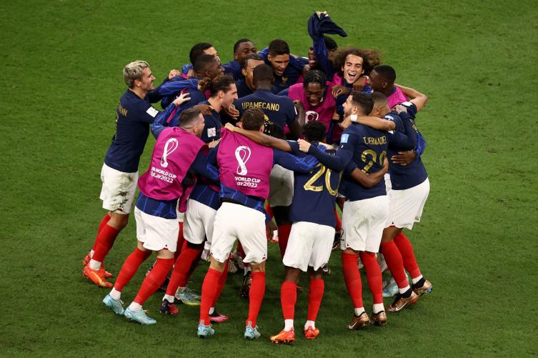 A paso firme: Francia le ganó 2-1 a Inglaterra y enfrentará a Marruecos en semis
