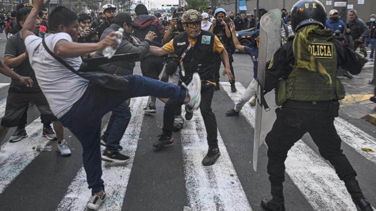 Rutas y aeropuertos bloqueados, protestas y el llamado a una huelga conmueven a Perú