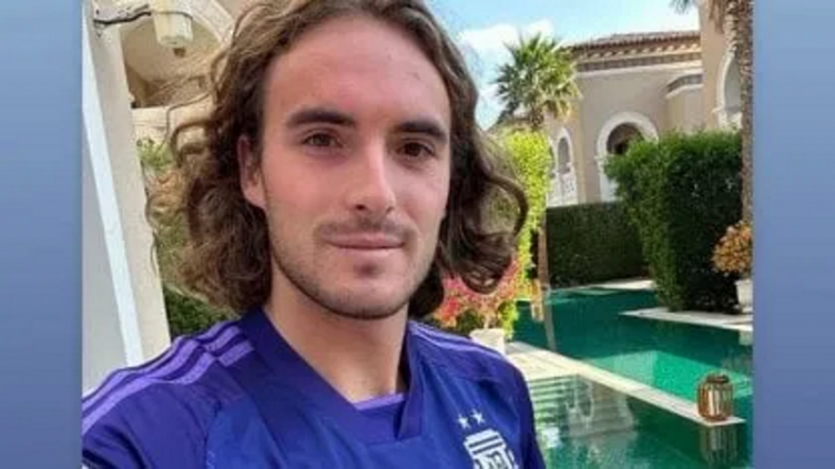  Tsitsipás con la camiseta de la Selección Argentina