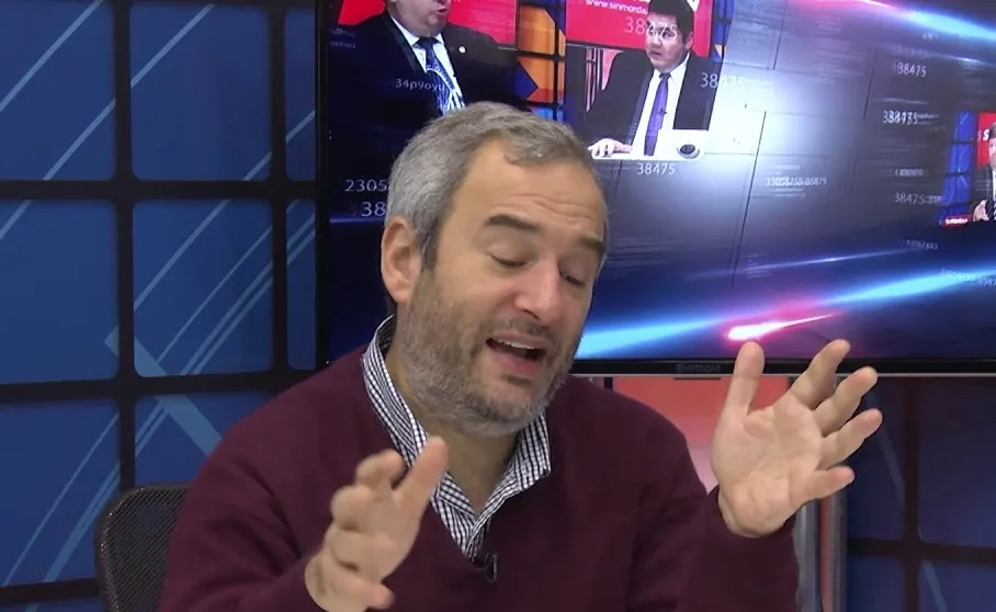 “La única posibilidad jurídica es respetar el feriado nacional”
