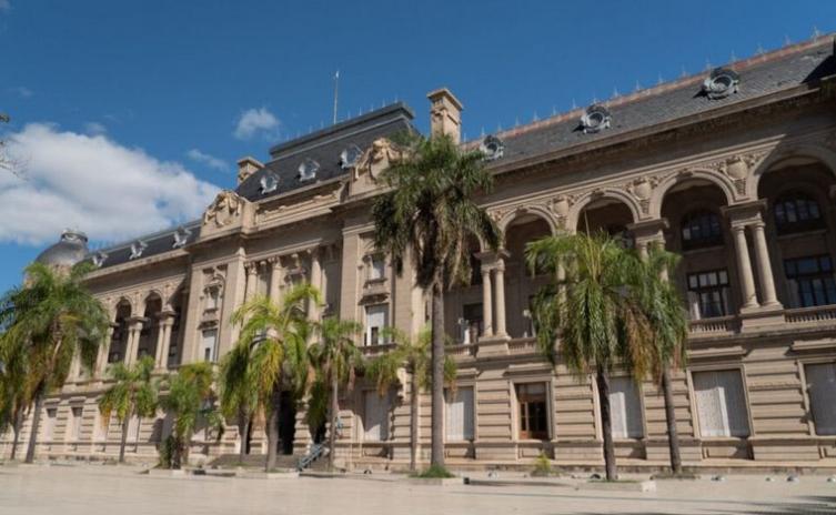 Perotti dio marcha atrás y dejó sin efecto el asueto de este viernes