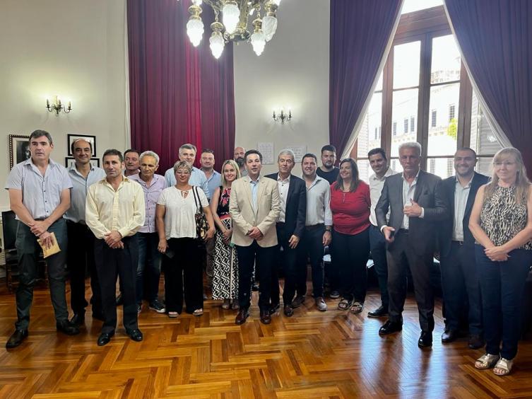 La provincia firmó convenios de préstamos con municipios y comunas 