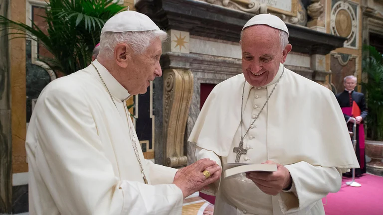 El papa Francisco pidió rezar por su predecesor, Benedicto XVI: “Está muy enfermo”