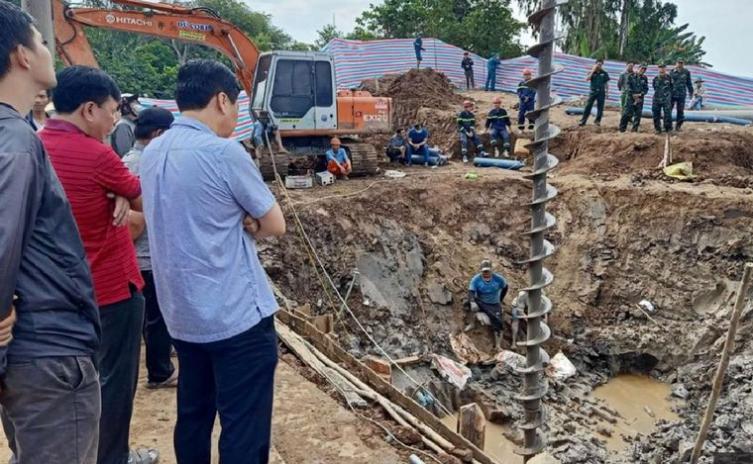 Dramático: buscan rescatar a un niño que cayó a un pozo de 35 metros en Vietnam
