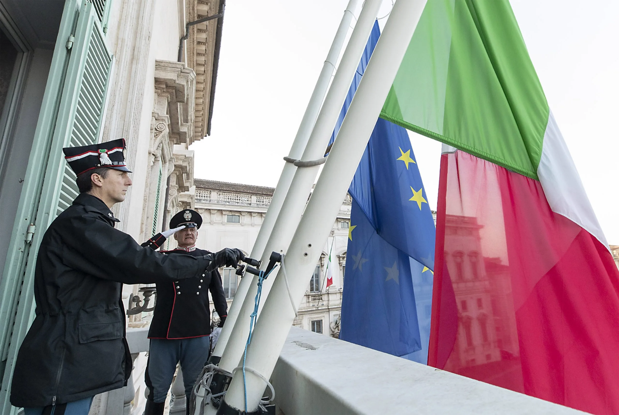 Italia dispuso banderas a media asta en todos los edificios públicos por el funeral de Benedicto XVI