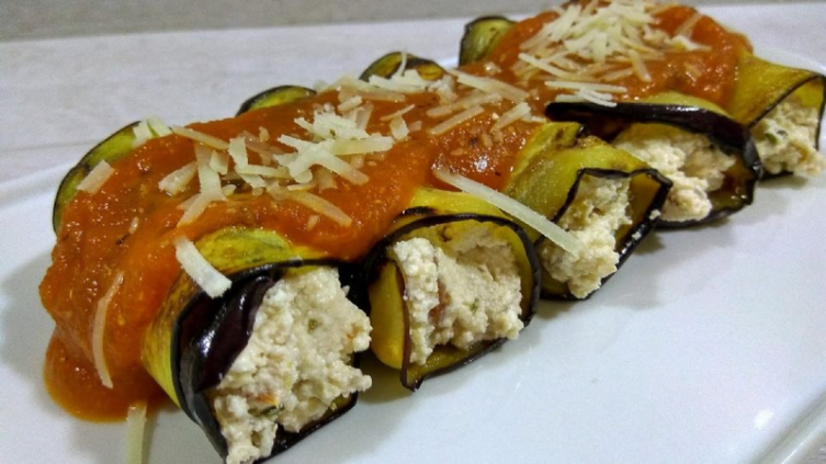 Variedad de canelones de berenjenas
