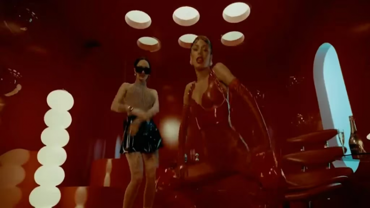 Tini Stoessel estrenó con La Joaqui el videoclip de Muñecas