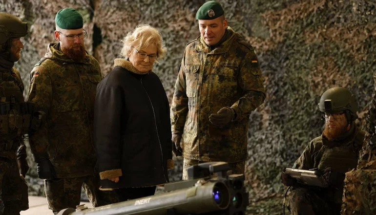 Renunció la ministra de Defensa de Alemania, tras críticas por la guerra