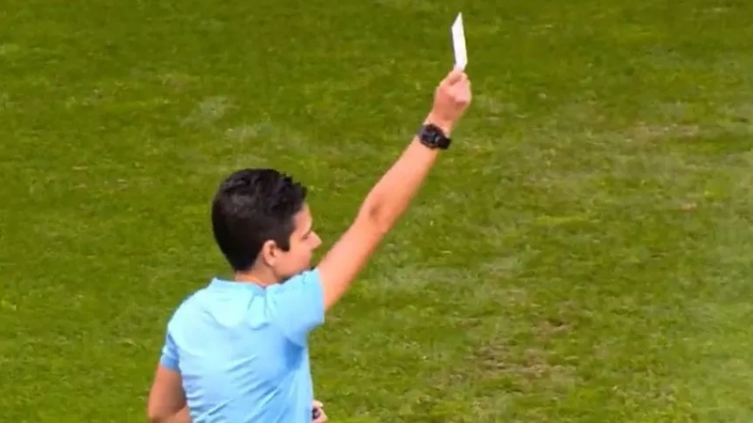 Mostraron la primera tarjeta blanca en el fútbol profesional