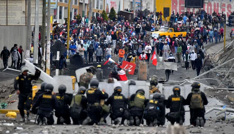 Nueva jornada de protestas en Perú y una nueva baja en el Gobierno