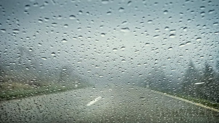 Claves para manejar seguros en la ruta si está lloviendo 