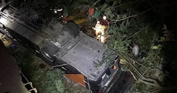 Brasil: cayó de un puente un micro que transportaba a un equipo juvenil de fútbol y murieron cuatro personas