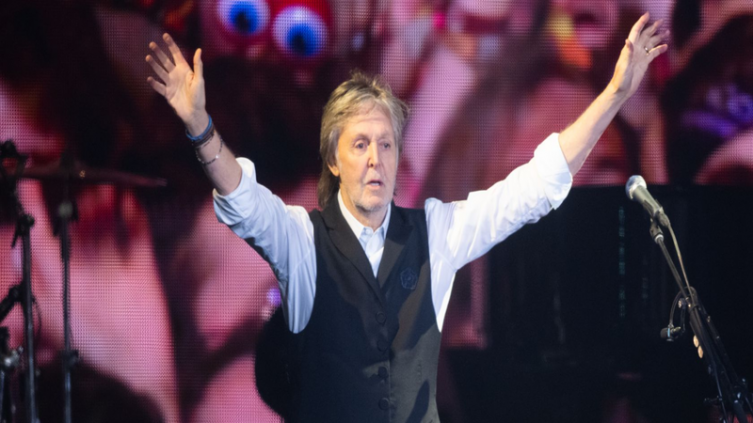 Paul Mccartney casi es atropellado en el paso de cebra de Abbey Road