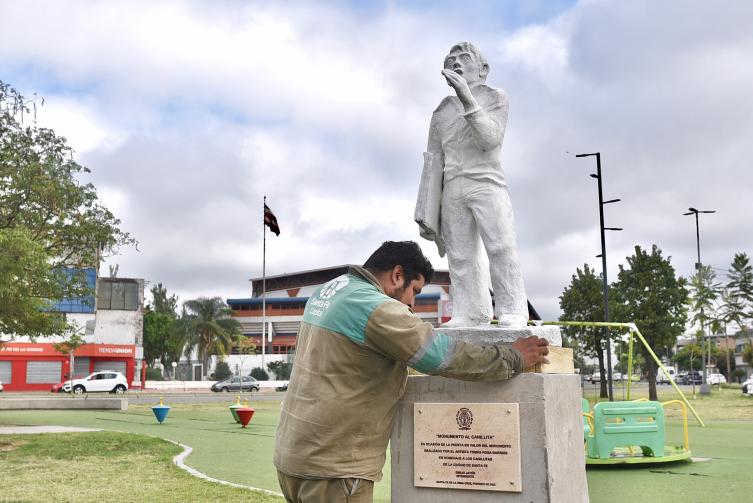  La Municipalidad restauró la escultura en homenaje al canillita