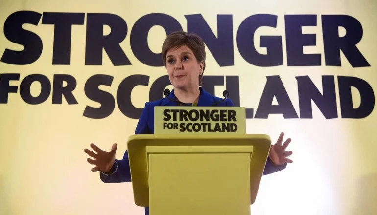 Renunció la primera ministra de Escocia
