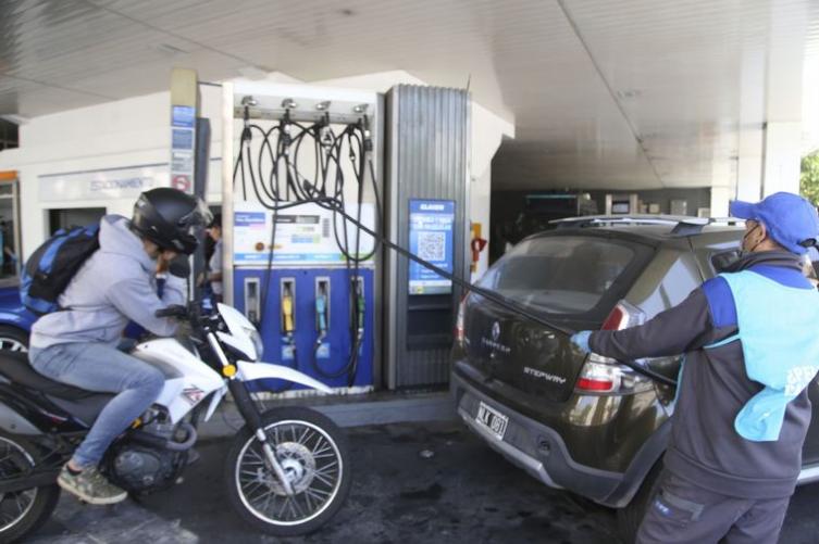 YPF se sumó a las otras petroleras y aumentó un 4% el precio de sus combustibles