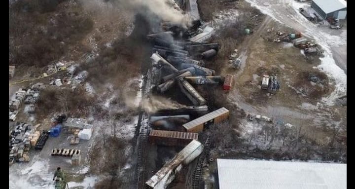 Terror en Ohio tras el descarrilamiento de un tren con sustancias químicas